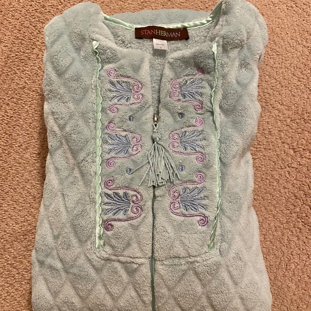 Never Worn, Pastel Green Plush Robe; Zip Front; Small; Full-Length; NWOT